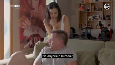 Üvey babasını 31 çekerken gizlice izliyor ve amını ikram ediyor