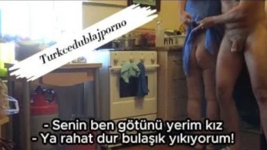 Bulaşıkları yıkıyan üvey annesine mutfakta yapıştırıp gidiyor - Türk sikiş