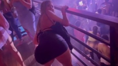 Fenomen kız clupte çok içinde tuvalette sikişiyor