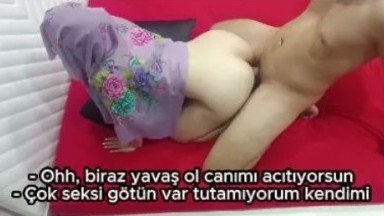 Arkadaşımın türbanlı annesini fena domalttım - Beyaz götlü kadın