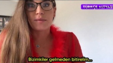 Üvey annenin gözlüklerine boşalma pornosu - Gözlüklü milf sikiş